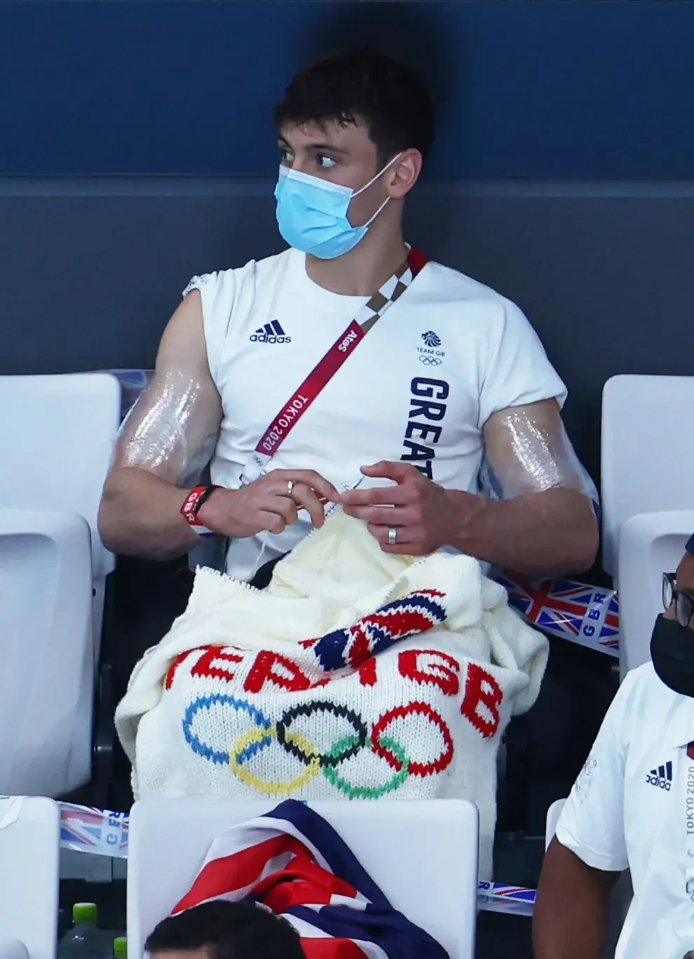 Tom Daley tejiendo en Tokyo 202.