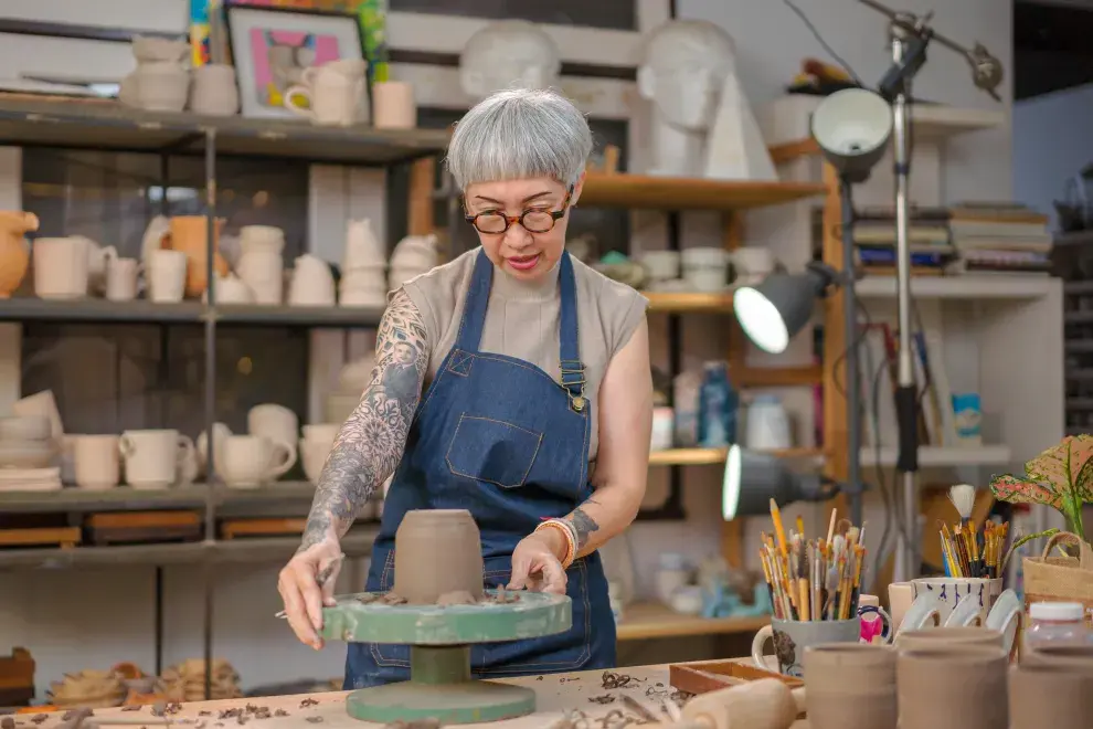 mujer haciendo cerámica