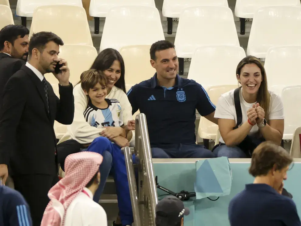 Fotografía de Lionel Scaloni y su mujer Elisa Montero en Qatar.