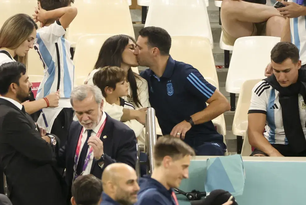 Foto de Lionel Scaloni y su mujer Elisa Montero en Qatar.