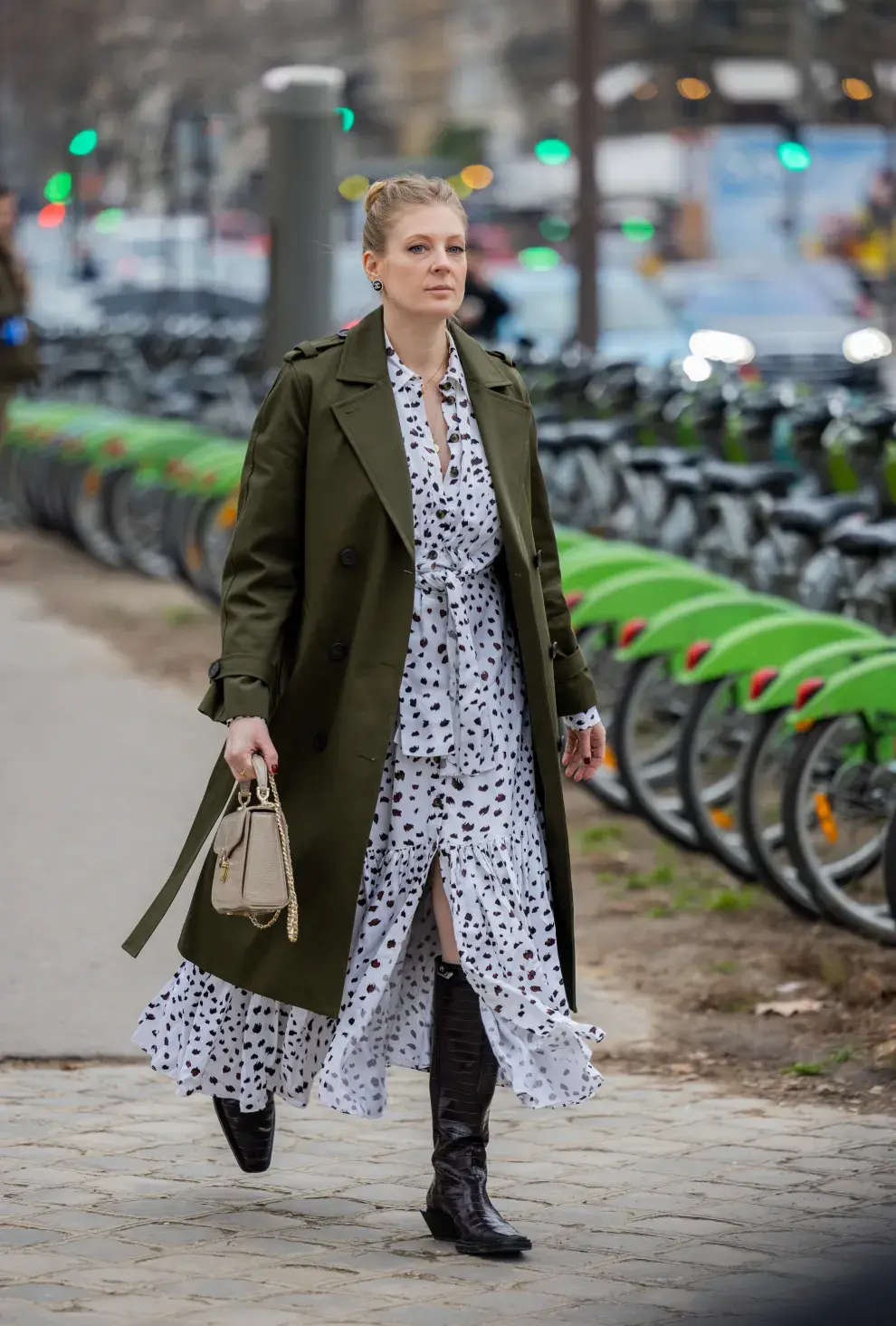 Mujer con vestido y trench caminando por Nueva York. 