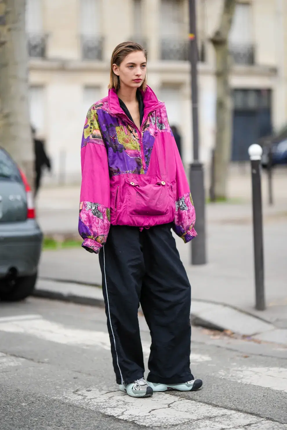 Mujer con look deportivo en la ciudad.