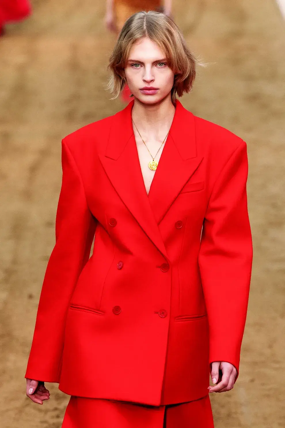 Mujer con conjunto sastrero en color rojo.