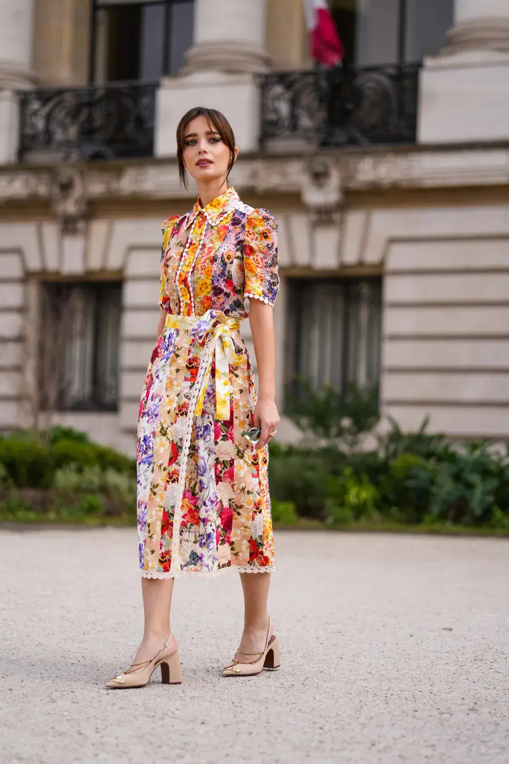 Mujer con vestido floreado en as calles de Paris. 