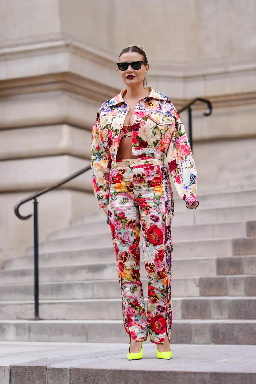 Mujer con conjunto de flores en las calles de Londres. 