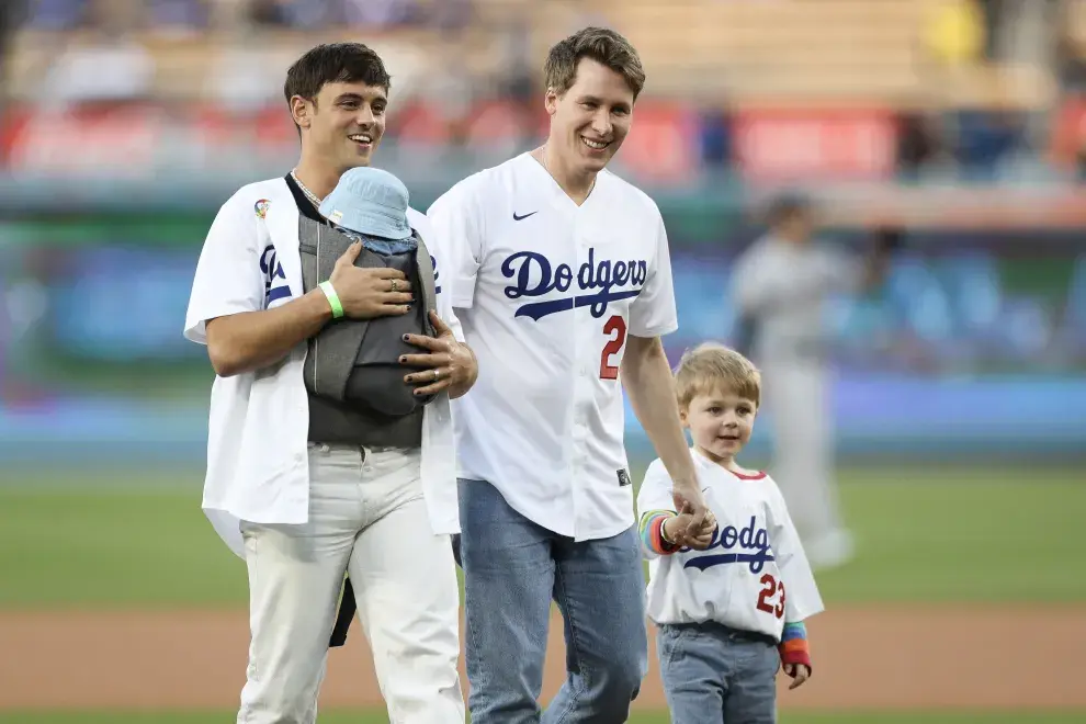 Tom Daley junto a su esposo e hijos.