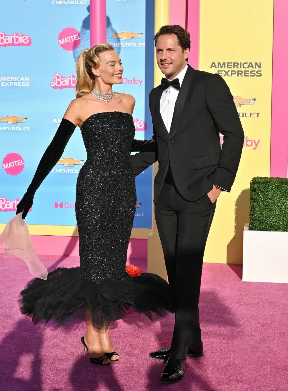 Margot Robbie y Tom Ackerley en la premiere de Barbie.