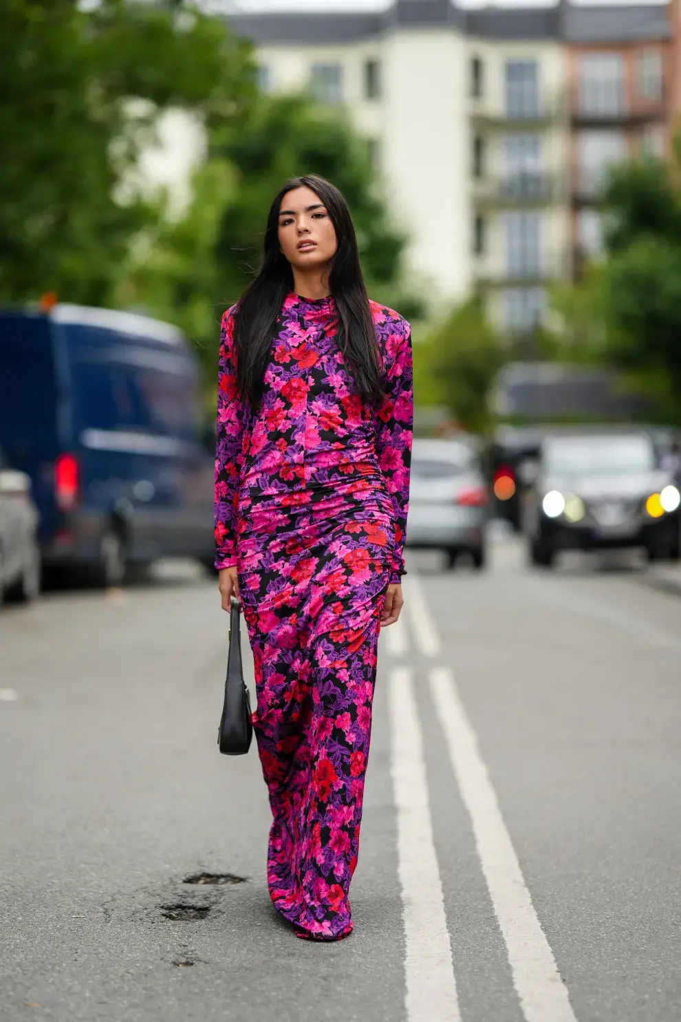 Mujer con vestdio al cuerpo de flores en las calles de nueva York.