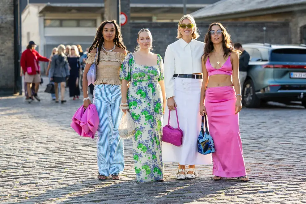 Mujeres en el verano europeo por las calles de Milán.