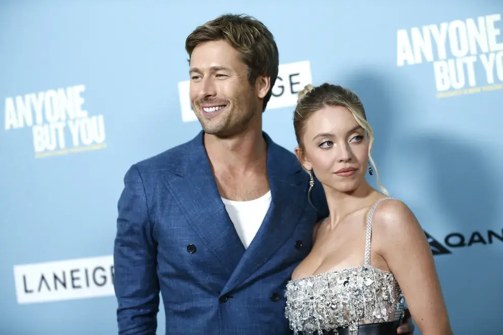 Foto de Glen Powell y Sydney Sweeney en la premiere de Con todos menos contigo.