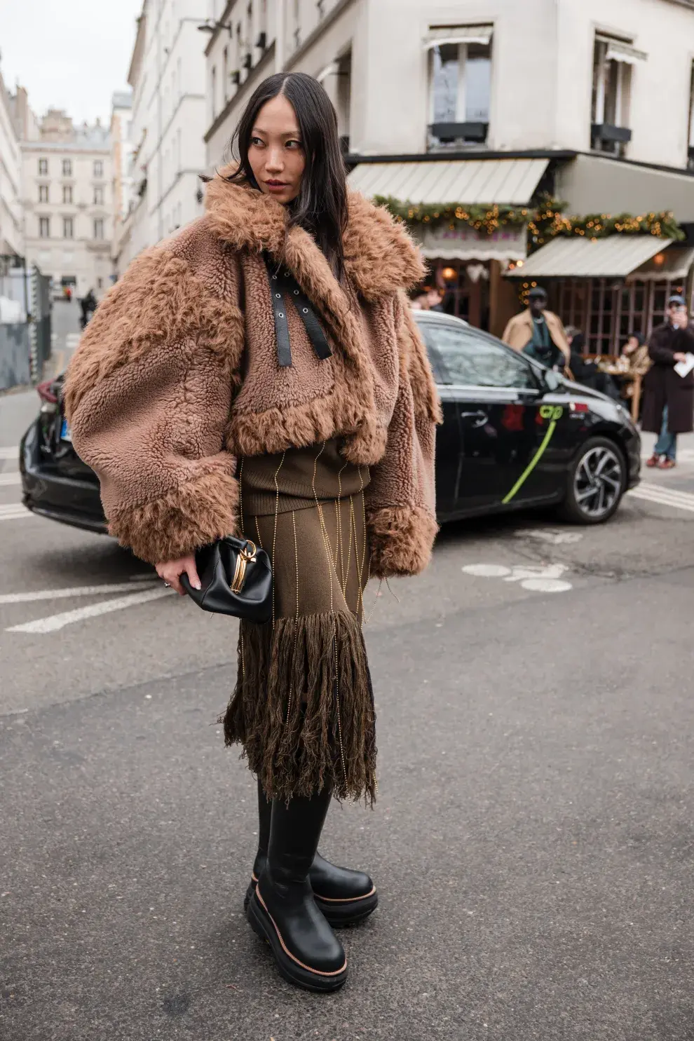 Mujer abrigada con look de invierno por las calles.