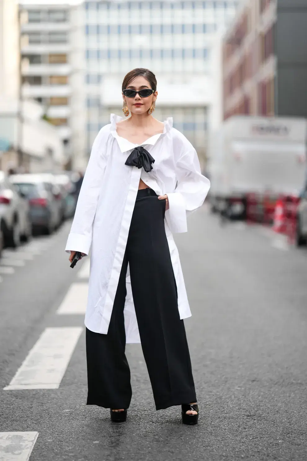 Mujer con conjunto blanco y negro por las calles de Paris. 