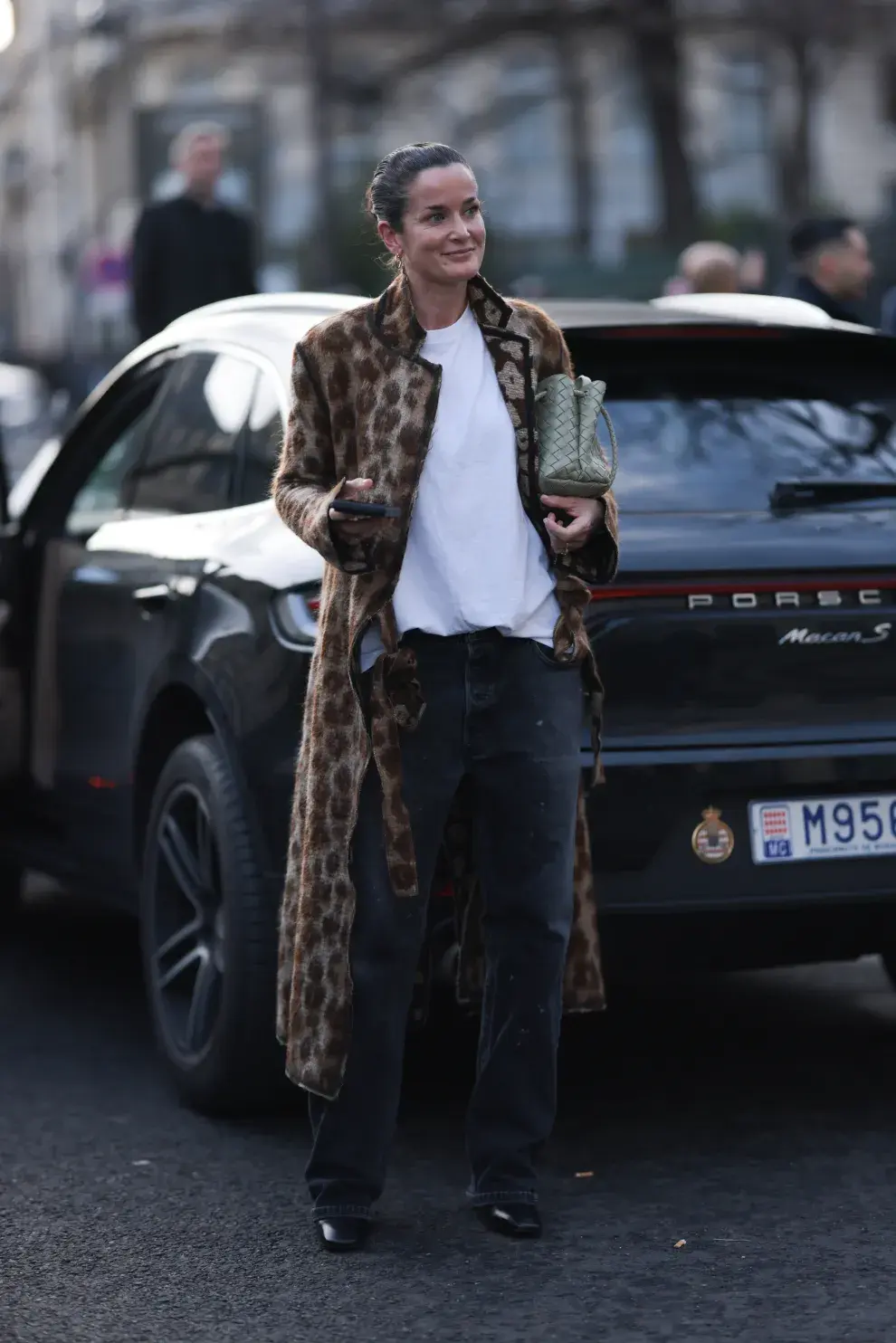 Mujer con celular en la calles de Paris. 