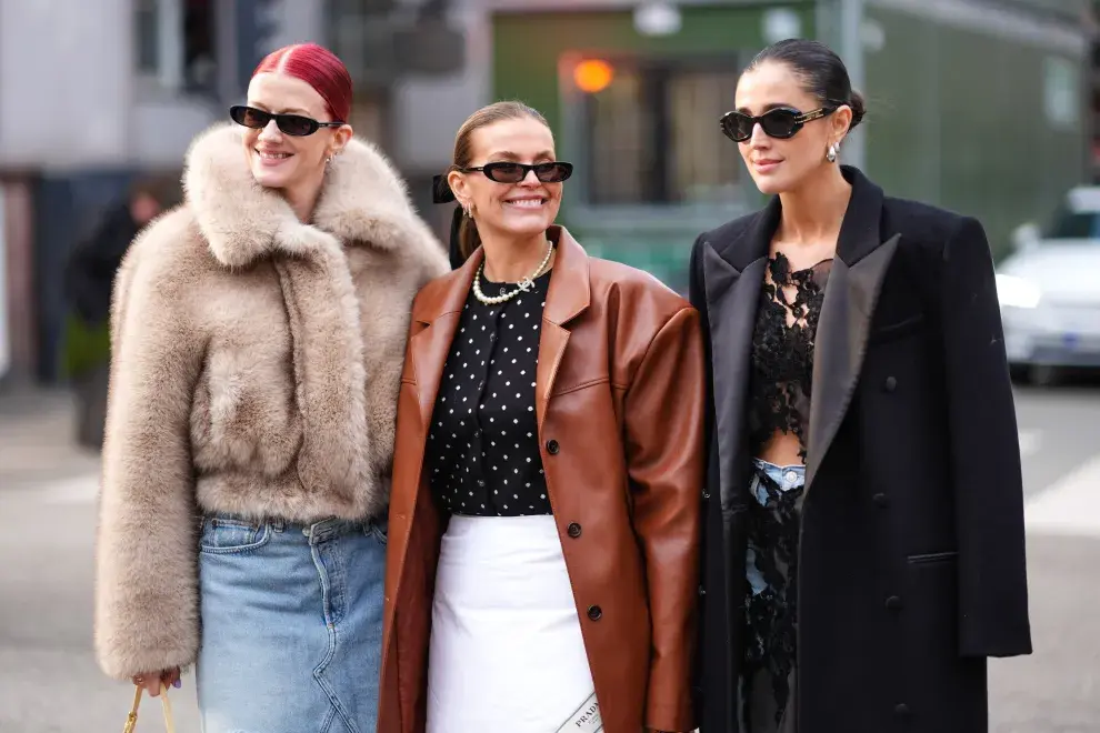 Mujeres vestidas con looks de invierno en street style.