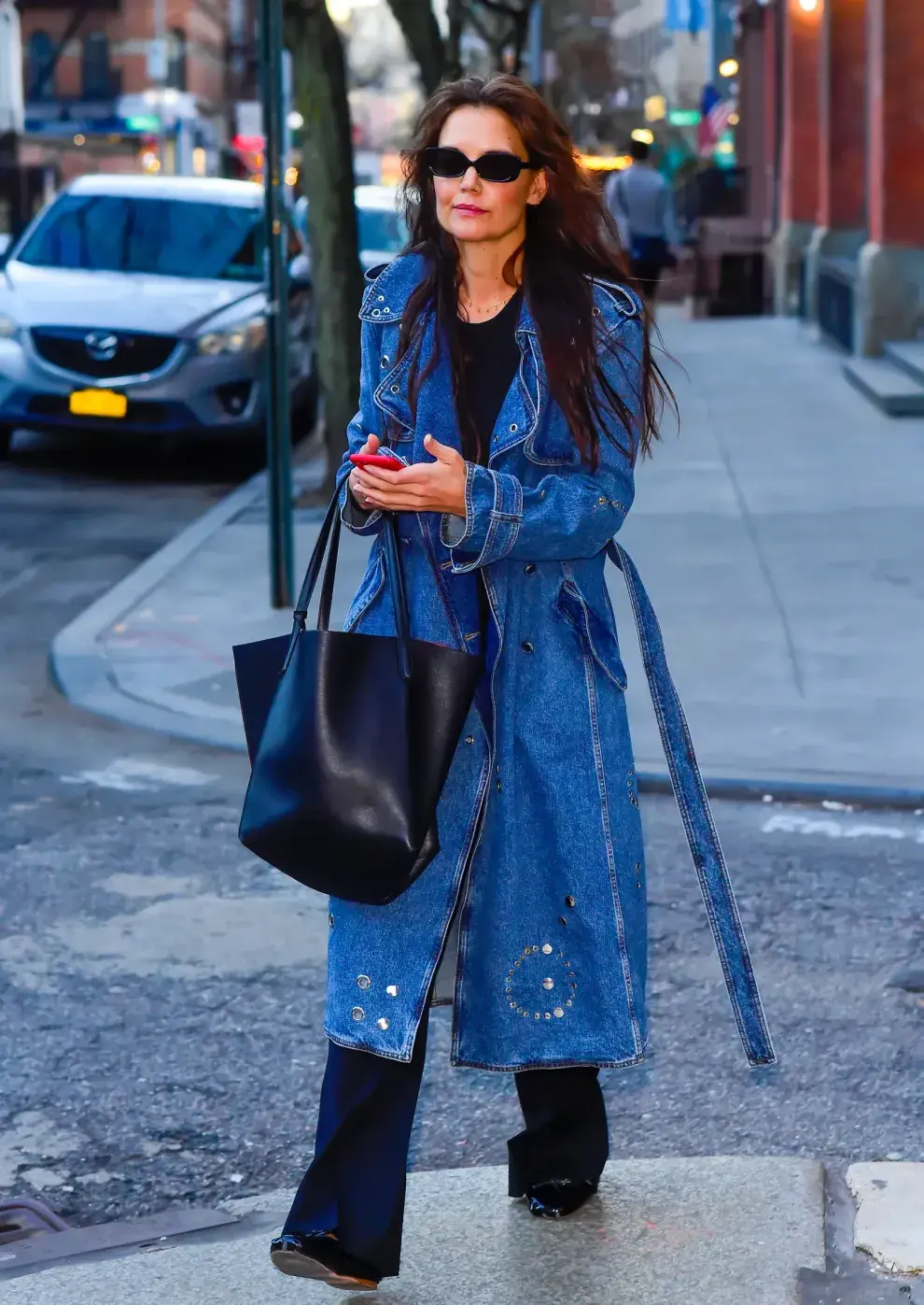 Katie Holmes caminando por las calles.