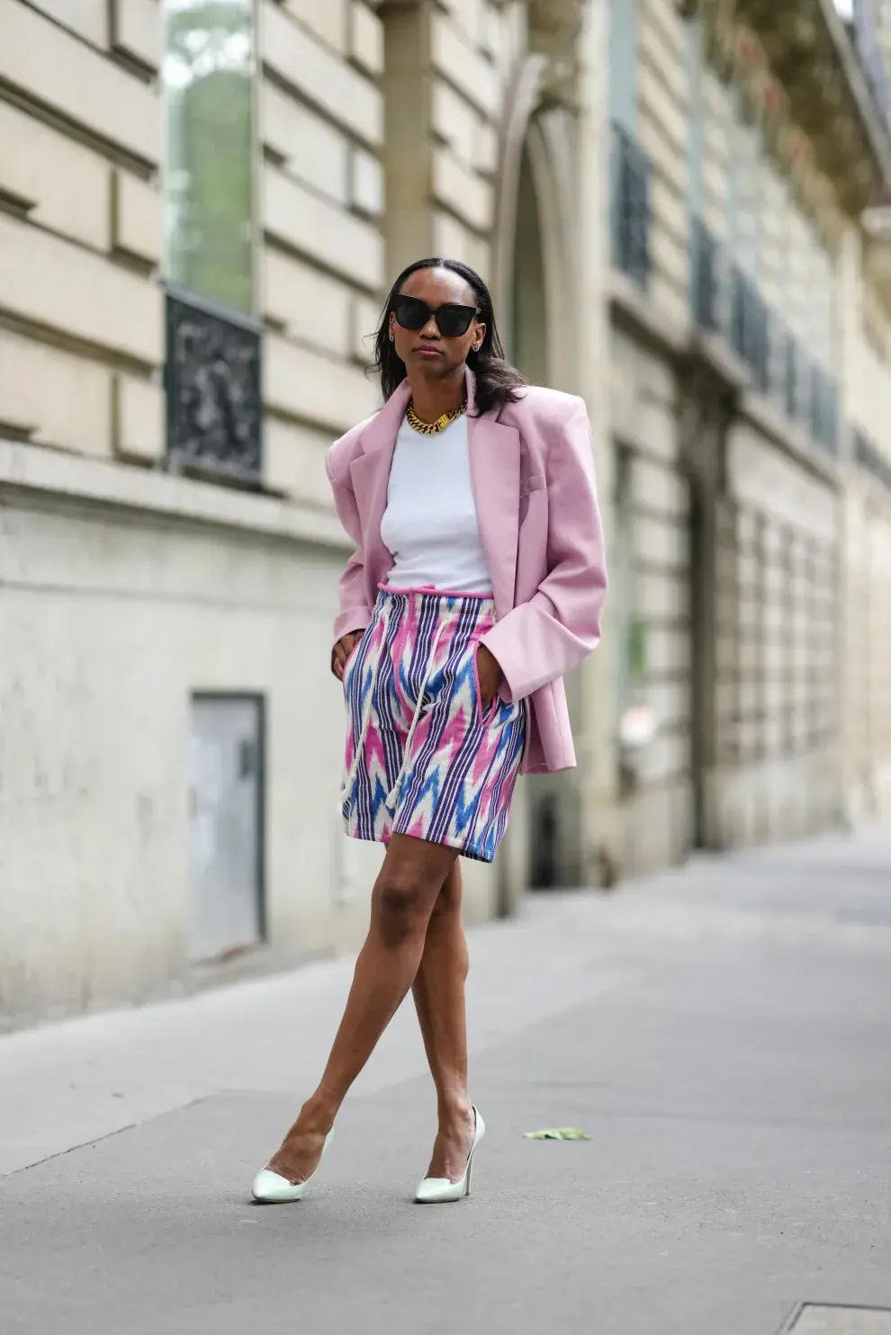 Mujer con bermuda de estampa incaica en tonos rosas por Paris.