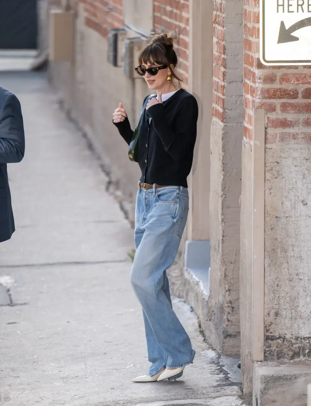 Fotografía de Dakota Johnson en el set de Jimmy Kimmel Live! en junio de 2024.