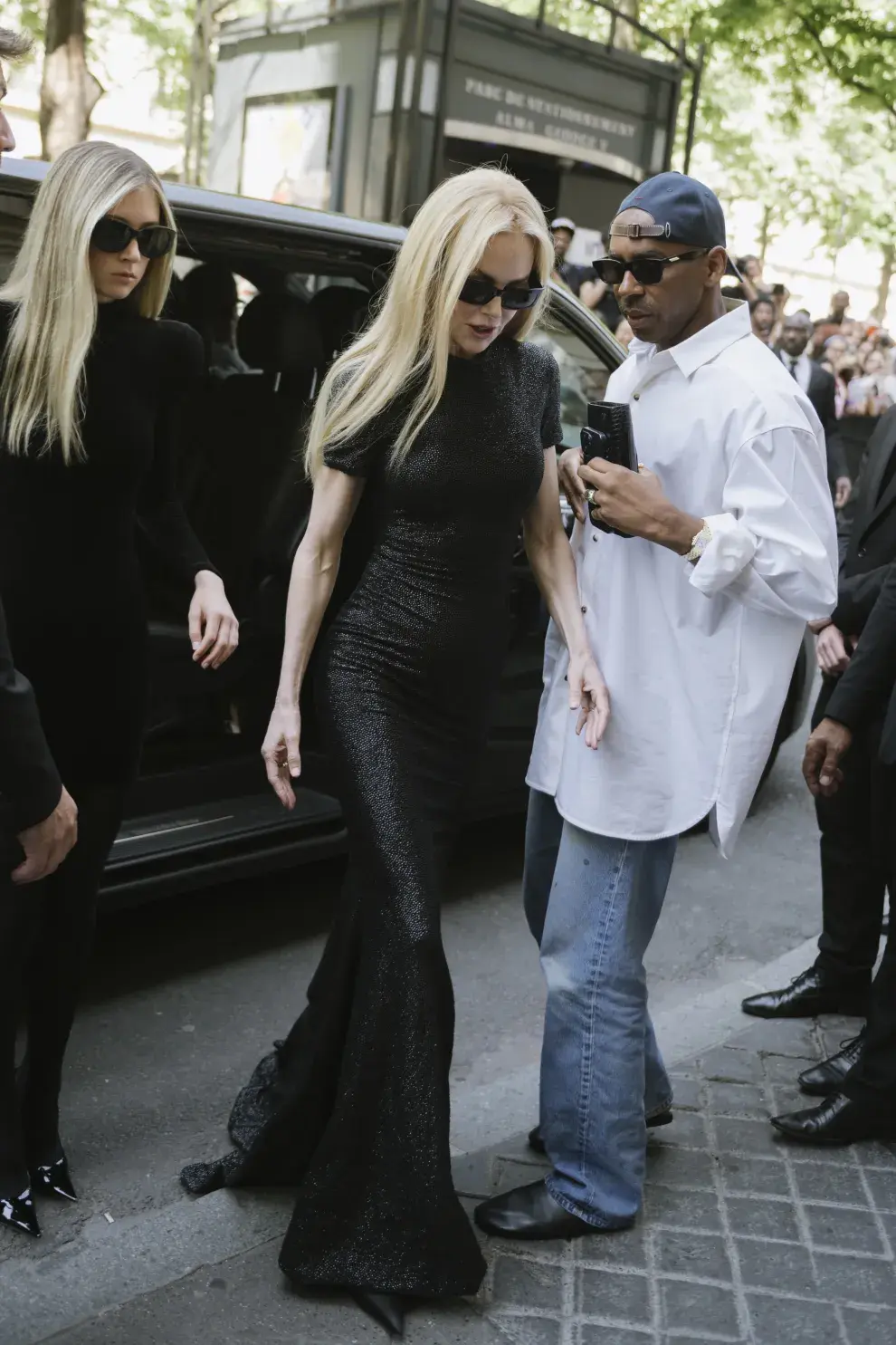 Nicole Kidman llegando al desfile de Balenciaga con un look total black al cuerpo y su pelo largo bien lacio y suelo,en la semana dela moda de paris. 