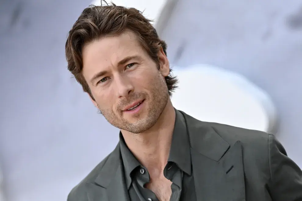 Foto de Glen Powell en la premiere de Tornados.