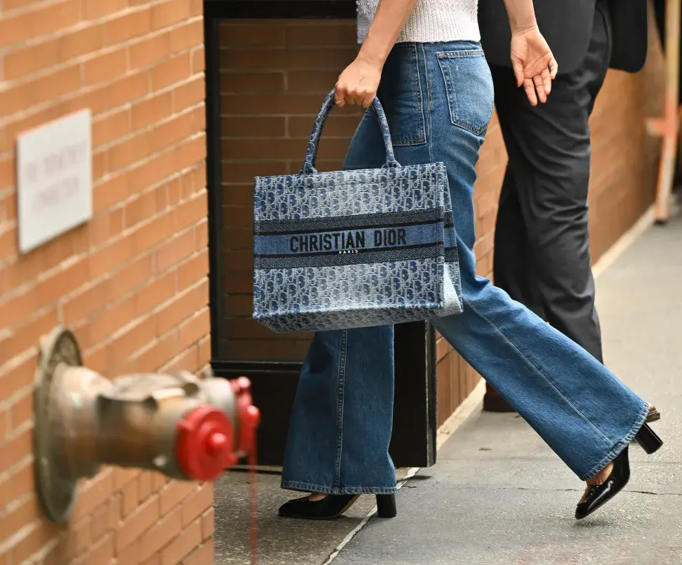 Natalie Portman caminando en Nueva York.