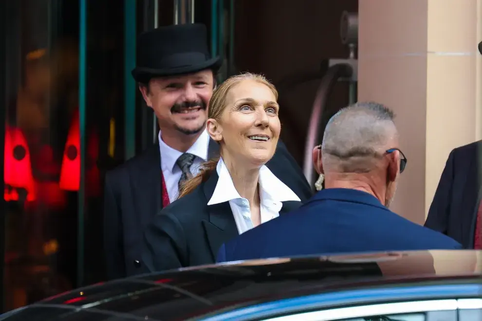 Céline Dion recién llegada a París, saluda.