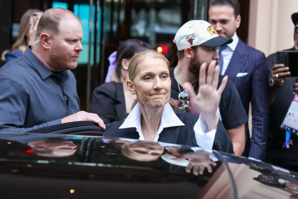 Céline Dion recién llegada a París, saluda.