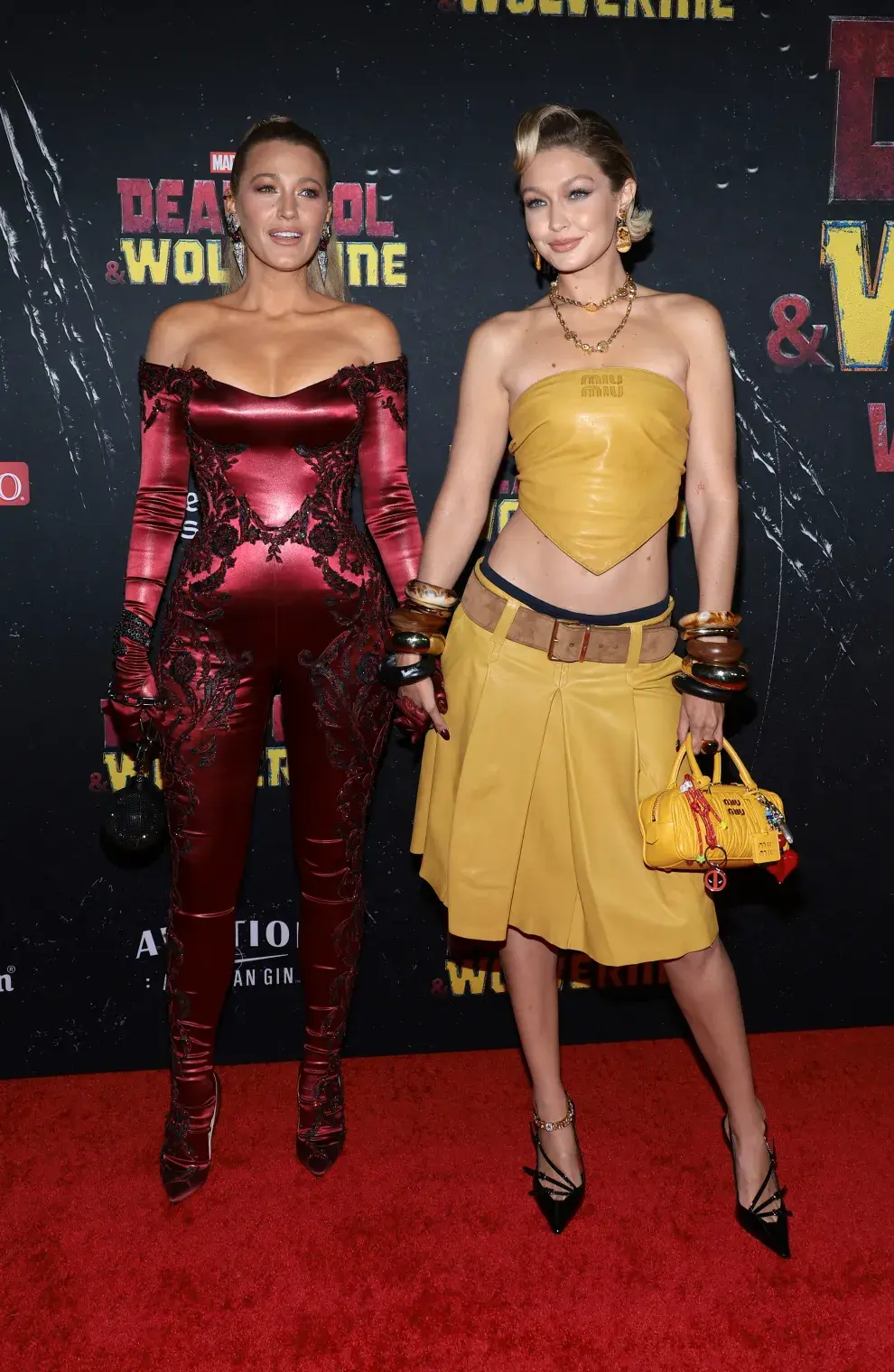 Fotografía de Blake Lively y Gigi Hadid en la alfombra roja de Deadpool & Wolverine.