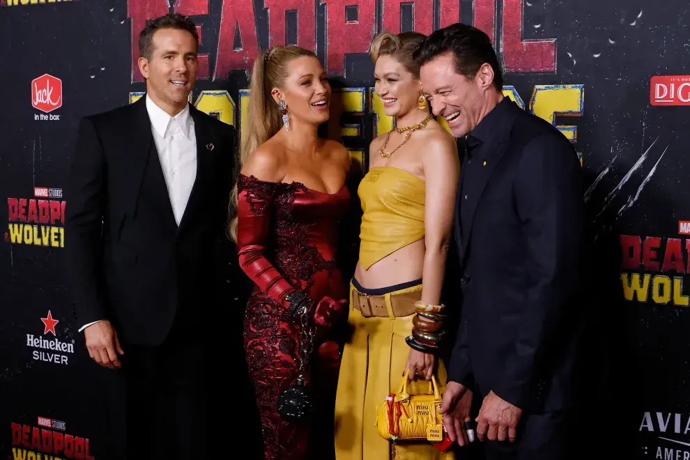 Fotografía de Ryan Reynolds, Blake Lively, Gigi Hadid y Hugh Jackman en la alfombra roja de Deadpool & Wolverine.