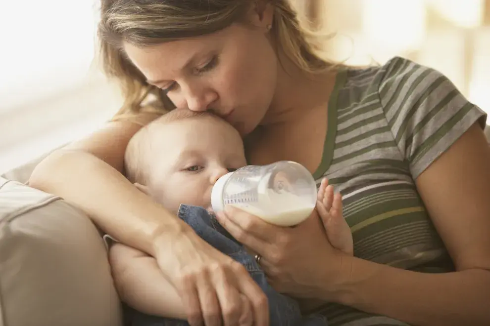 ¿Cómo preparar leche de formula de forma segura para tu bebé?