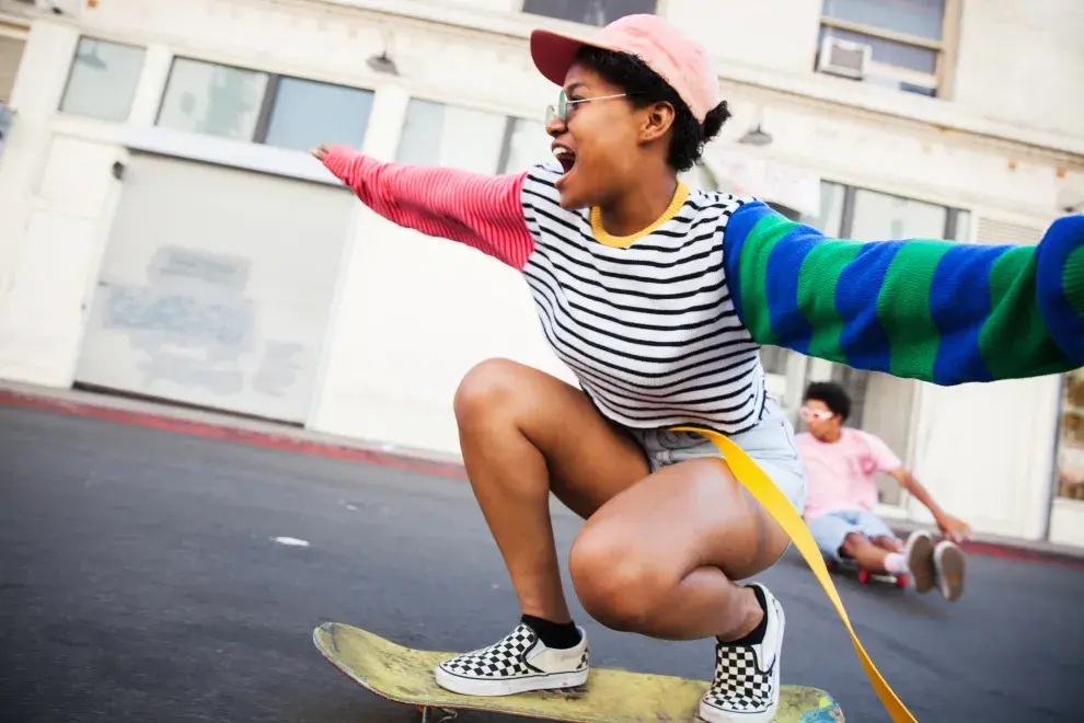 joven andando en patineta