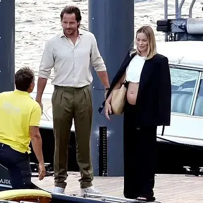 Margot Robbie y Tom Ackerley en Italia, foto donde ella deja ver su pancita de embarazada.