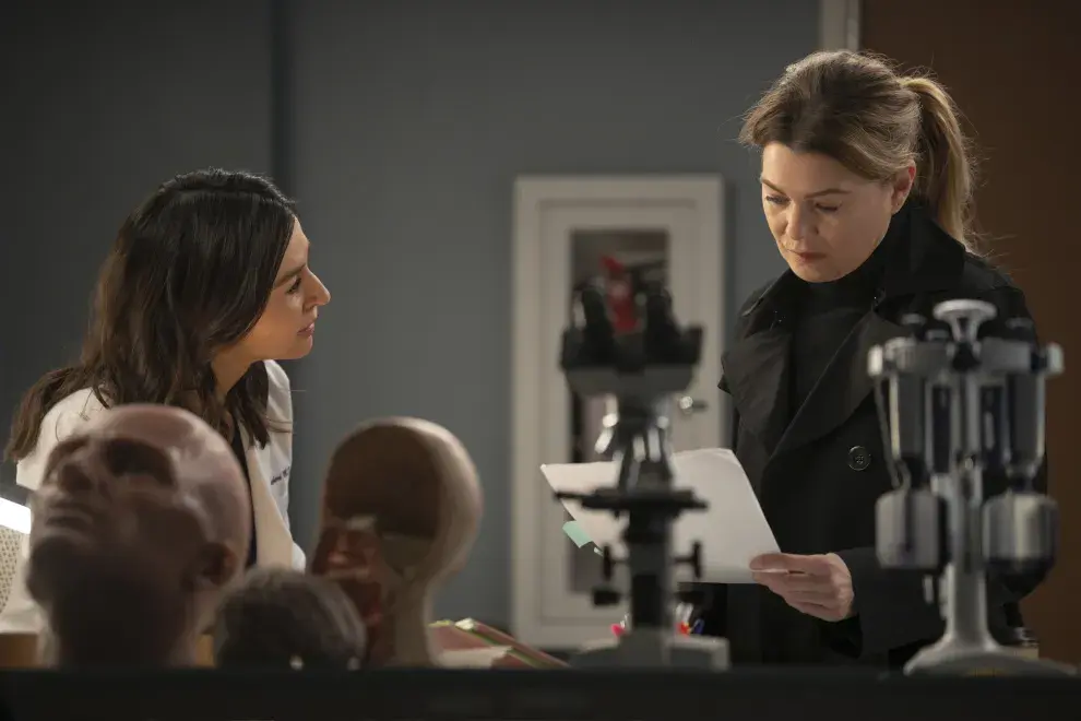 Ellen Pompeo y Caterina Scorsone en una escena de Grey´s Anatomy.