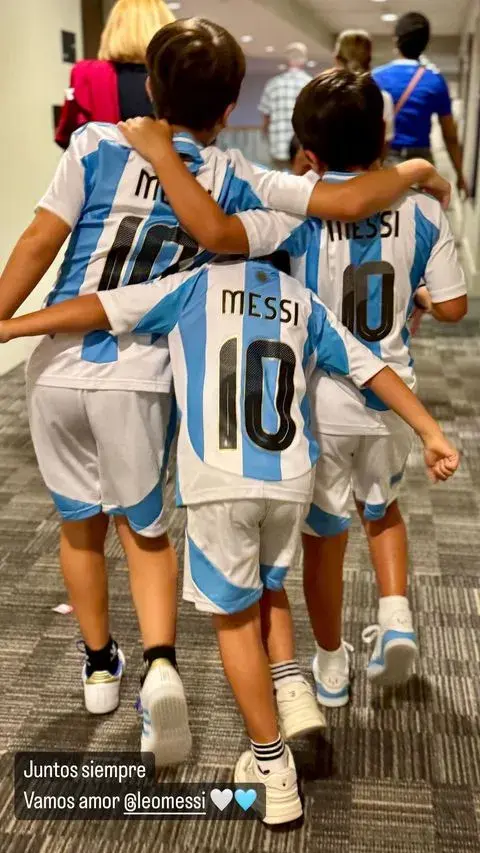 Thiago, Mateo y Ciro en una Storie de Antonela Roccuzzo en Instagram.