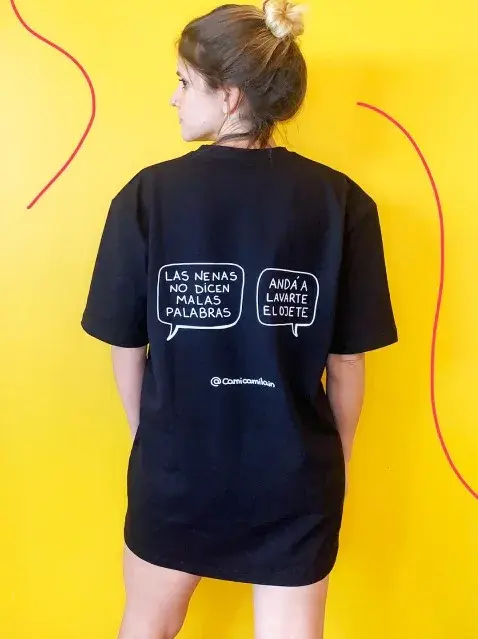 Mujer usando una remera con una frase.