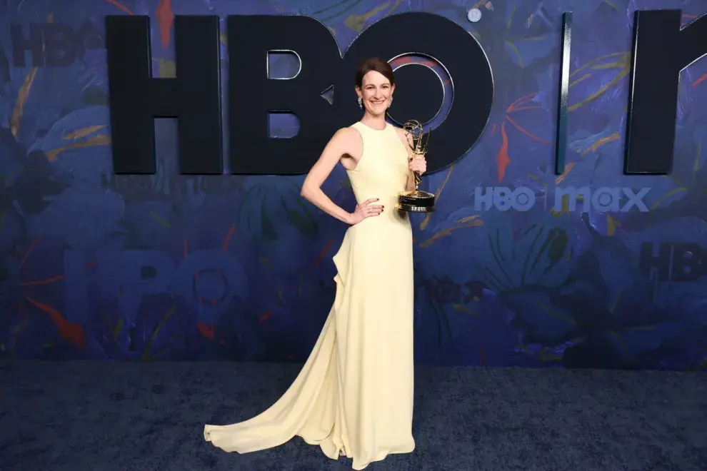 Francesca Gardiner con el Emmy por Succession.