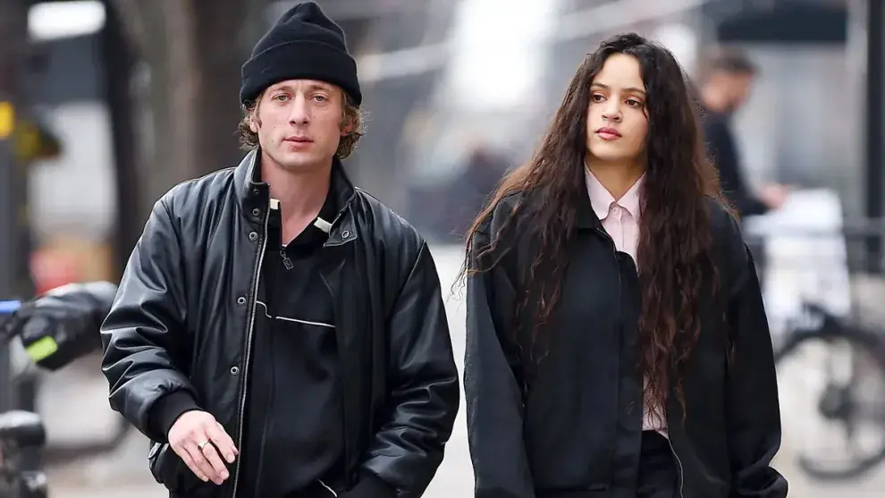 Jeremy Allen White y Rosalía, caminando juntos por las calles.