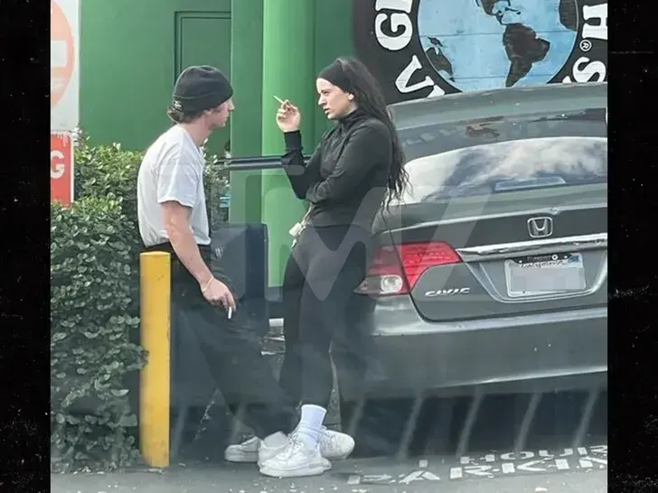 Jeremy Allen White y Rosalía, fumando juntos en la calle.