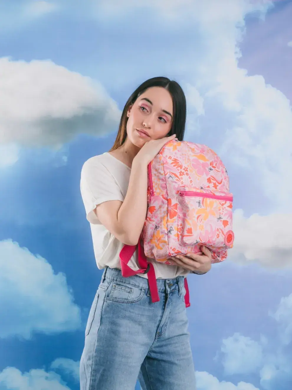 Modelo mujer con una mochila.