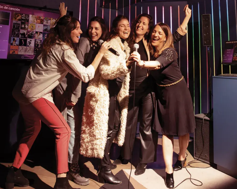 Kōnā Corner + Karaoke, un lindo plan de amigas.