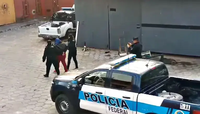 Laudelina, tía de Loan, llegando detenida a la cárcel de Ezeiza.