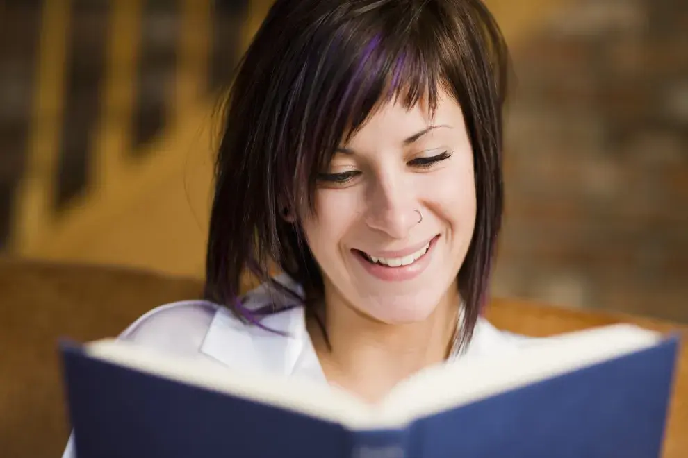 Mujer leyendo.