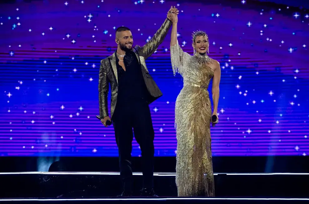 Maluma y Jennifer Lopez en una imagen de Cásate conmigo.