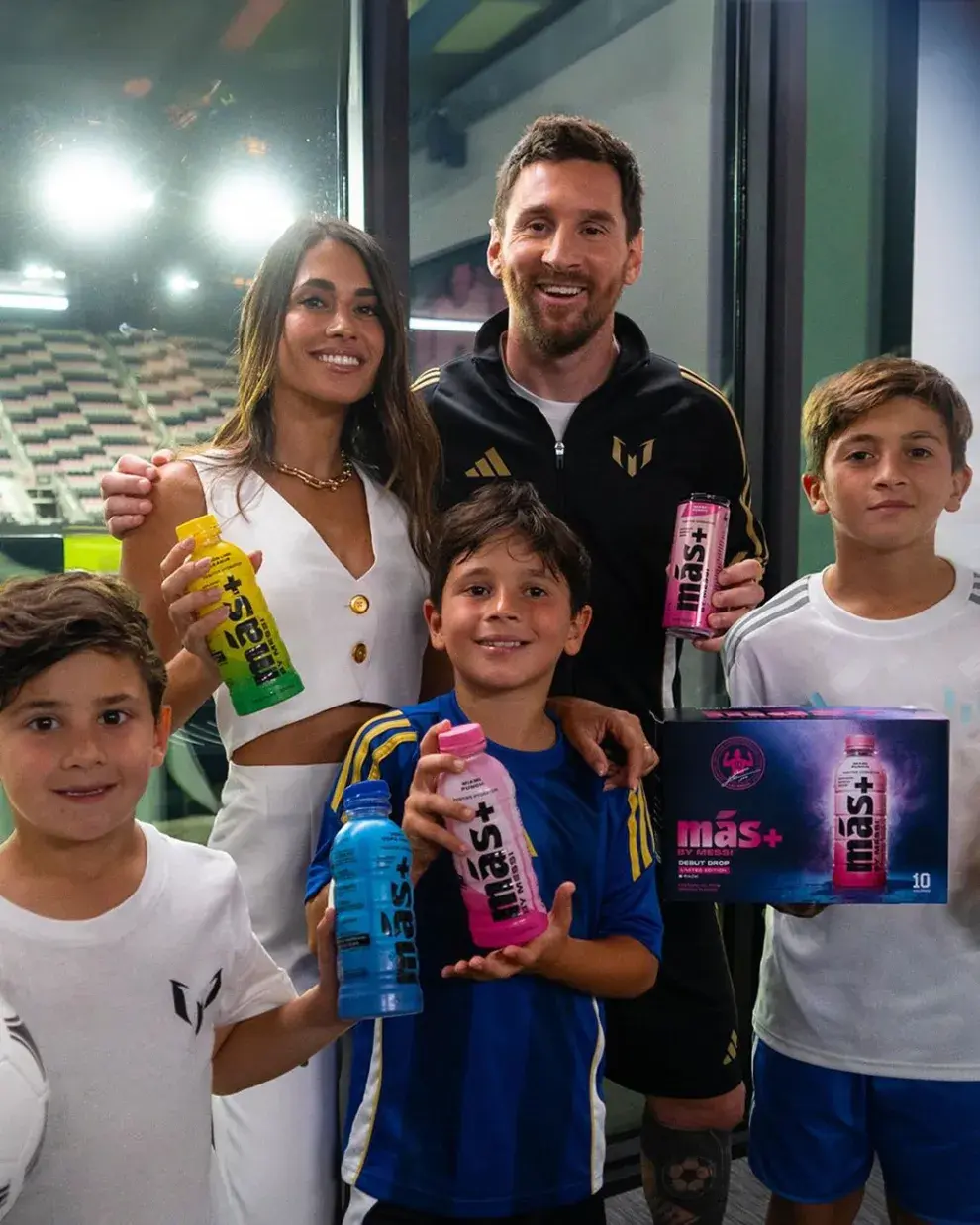 Antonela Roccuzzo con Lionel Messi y sus hijos presentando la bebida del jugador.