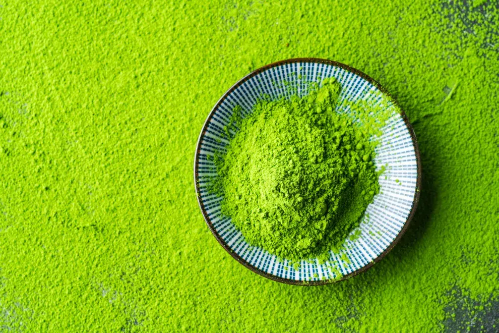 La elaboración del matcha, cultivado a la sombra y pulverizado, hace que sus propiedades sean más fuertes que las de otros tés, por lo que ofrece mayores beneficios