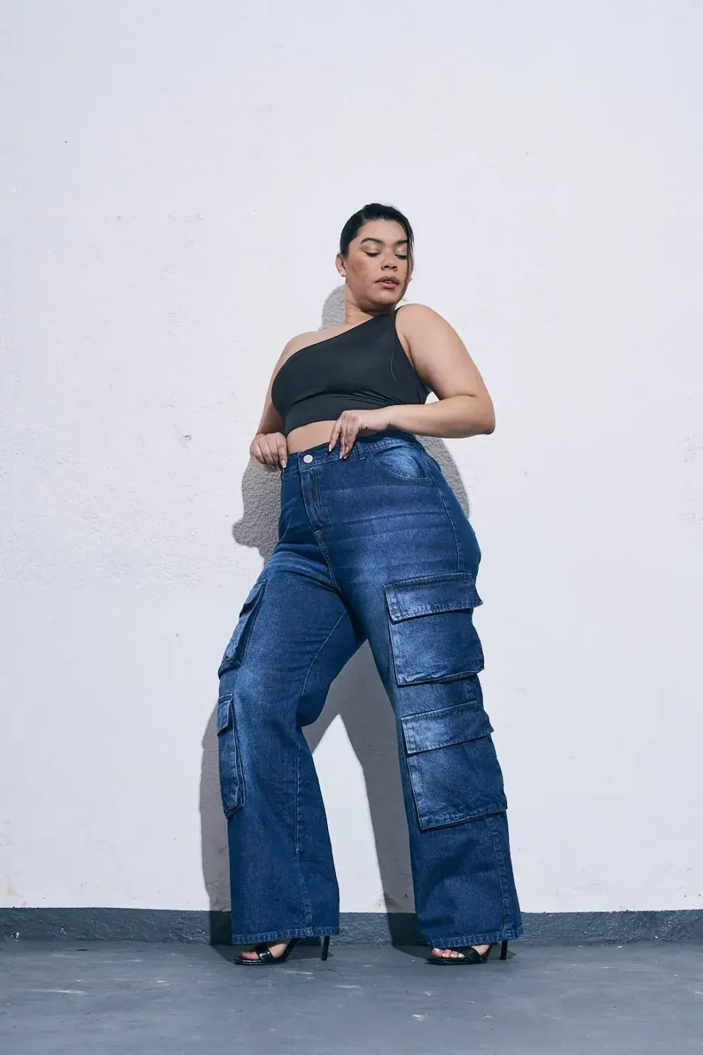 Una mujer usando jean.