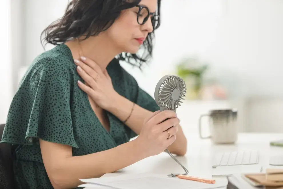 Los sofocos son uno de los síntomas que puede paliar un tratamiento hormonal.