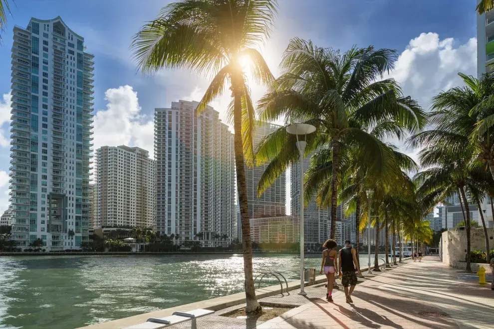 Centro de Miami, gente caminando a lo largo del río Miami.