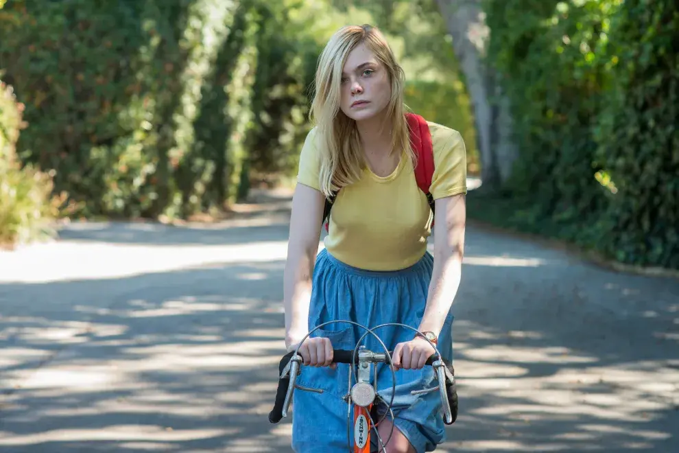 Elle Fanning como Julie Hamlin, una de las mujeres en la vida de Jamie.