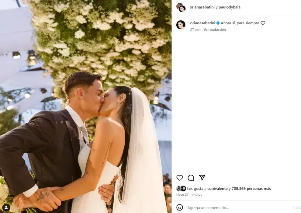 Oriana Sabatini y Paulo Dybala se besan recién casados.