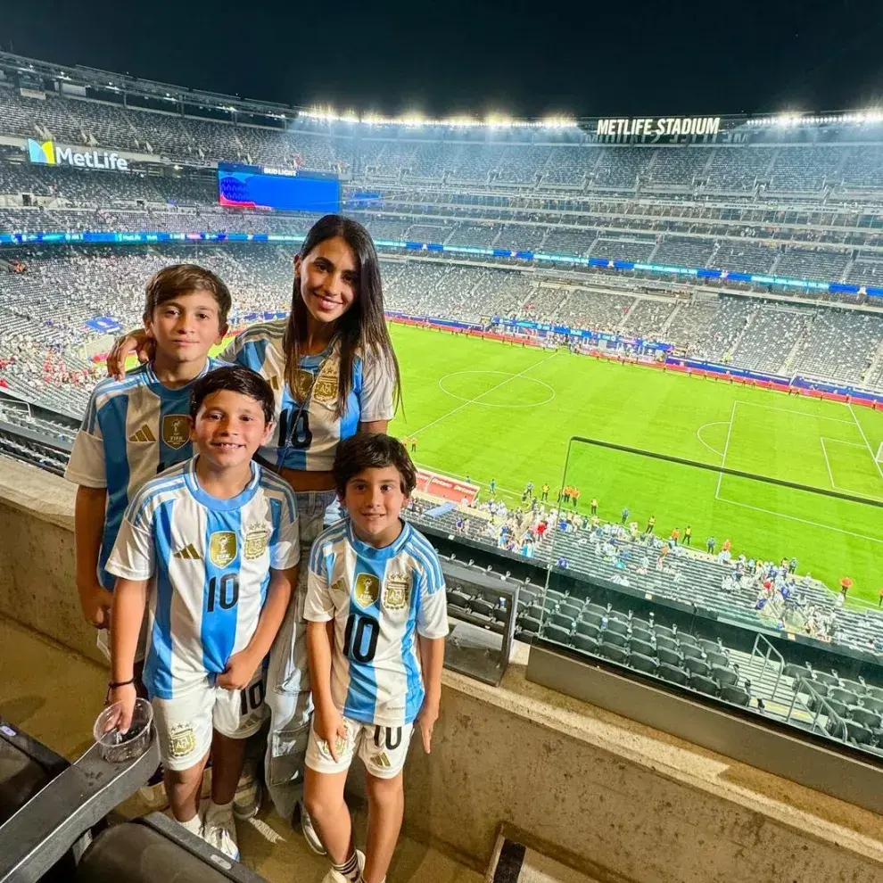 Antonela Roccuzzo y sus hijos en la semifinal de la Copa América.